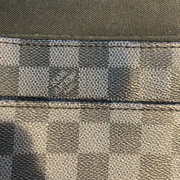 LOUIS VUITTON
DAMIER GRAPHITE DISTRICT MESSENGER MM - Picture 4 of 9